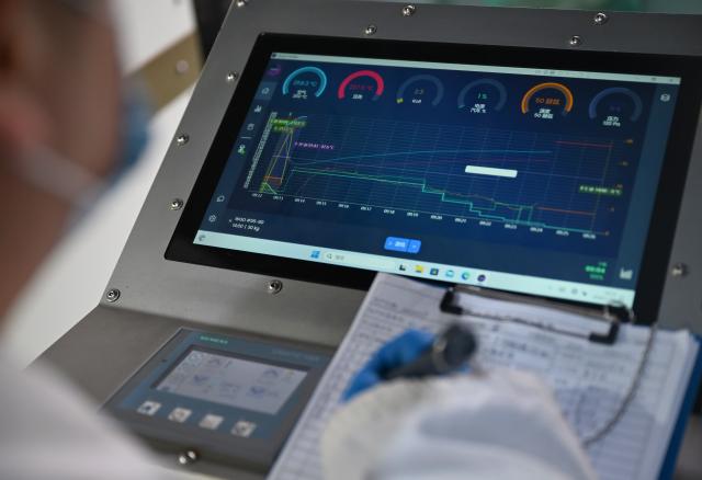 (260129) -- PUYANG, Jan. 29, 2026 (Xinhua) -- A staff member records coffee bean roasting data at a workshop of a coffee industrial demonstration park in Puyang County, central China's Henan Province, Jan. 27, 2026. In recent years, Puyang County has developed a coffee industrial demonstration park, establishing coffee processing factories and developing a full-industry-chain coffee production system. Sourcing coffee beans primarily from Ethiopia and Uganda, its products are exported to multiple countries, including Singapore and the United States. (Xinhua/Hao Yuan)