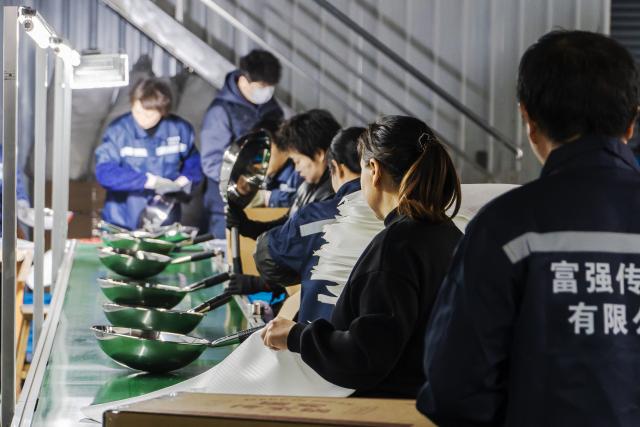 (260129) -- HANGZHOU, Jan. 29, 2026 (Xinhua) -- This photo taken on Dec. 23, 2025 shows workers working at Fu Keping's factory in Rui'an, east China's Zhejiang Province.
  TO GO WITH "Across China: How a viral video brought decades-old wok back to life" (Xinhua)