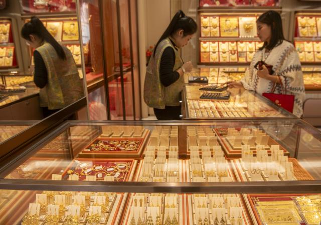 (260129) -- BEIJING, Jan. 29, 2026 (Xinhua) -- A customer selects gold accessories at a gold shop in Qionghai City of south China's Hainan Province, Jan. 29, 2026. Both the international spot gold price and the April gold futures price on the New York Mercantile Exchange broke through the historical high of 5,500 U.S. dollars per ounce on Jan. 28. 
   The price of gold has risen by more than 500 U.S. dollars per ounce in the past 72 hours, and the market value of the gold market has soared by more than 3.5 trillion U.S. dollars. Overall, the international gold price rose by approximately 20% at the beginning of 2026. (Photo by Meng Zhongde/Xinhua)