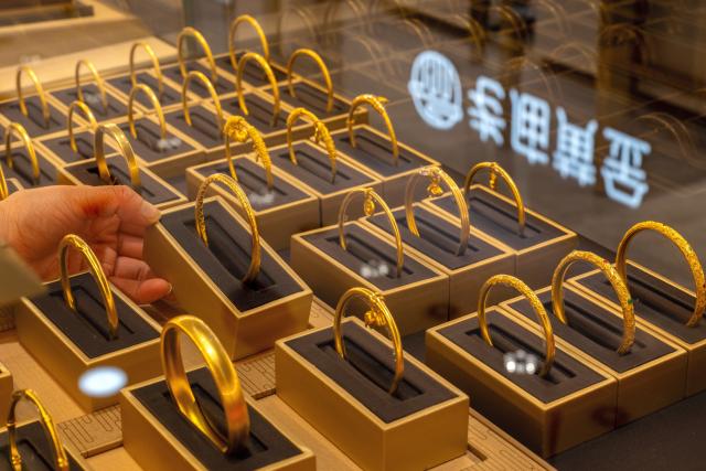 (260129) -- BEIJING, Jan. 29, 2026 (Xinhua) -- A staff member arranges gold accessories at a gold shop in Changxing County, Huzhou City of east China's Zhejiang Province, Jan. 29, 2026. Both the international spot gold price and the April gold futures price on the New York Mercantile Exchange broke through the historical high of 5,500 U.S. dollars per ounce on Jan. 28. 
   The price of gold has risen by more than 500 U.S. dollars per ounce in the past 72 hours, and the market value of the gold market has soared by more than 3.5 trillion U.S. dollars. Overall, the international gold price rose by approximately 20% at the beginning of 2026. (Photo by Tan Yunfeng/Xinhua)