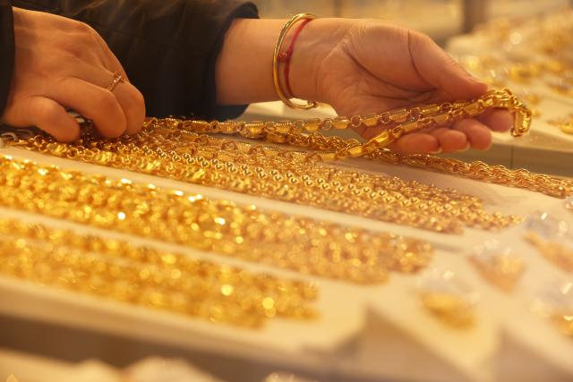 (260129) -- BEIJING, Jan. 29, 2026 (Xinhua) -- A staff member arranges gold accessories at a gold shop in Yuyue Town, Huzhou City of east China's Zhejiang Province, Jan. 29, 2026. Both the international spot gold price and the April gold futures price on the New York Mercantile Exchange broke through the historical high of 5,500 U.S. dollars per ounce on Jan. 28. 
   The price of gold has risen by more than 500 U.S. dollars per ounce in the past 72 hours, and the market value of the gold market has soared by more than 3.5 trillion U.S. dollars. Overall, the international gold price rose by approximately 20% at the beginning of 2026. (Photo by Ni Lifang/Xinhua)