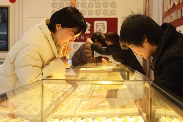 (260129) -- BEIJING, Jan. 29, 2026 (Xinhua) -- Customers select gold accessories at a gold shop in Yuyue Town, Huzhou City of east China's Zhejiang Province, Jan. 29, 2026. Both the international spot gold price and the April gold futures price on the New York Mercantile Exchange broke through the historical high of 5,500 U.S. dollars per ounce on Jan. 28. 
   The price of gold has risen by more than 500 U.S. dollars per ounce in the past 72 hours, and the market value of the gold market has soared by more than 3.5 trillion U.S. dollars. Overall, the international gold price rose by approximately 20% at the beginning of 2026. (Photo by Ni Lifang/Xinhua)