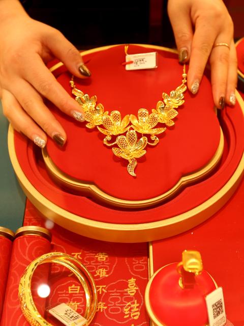 (260129) -- BEIJING, Jan. 29, 2026 (Xinhua) -- A staff member arranges gold accessories at a gold shop in Lianyungang City of east China's Jiangsu Province, Jan. 29, 2026. Both the international spot gold price and the April gold futures price on the New York Mercantile Exchange broke through the historical high of 5,500 U.S. dollars per ounce on Jan. 28. 
   The price of gold has risen by more than 500 U.S. dollars per ounce in the past 72 hours, and the market value of the gold market has soared by more than 3.5 trillion U.S. dollars. Overall, the international gold price rose by approximately 20% at the beginning of 2026. (Photo by Wang Chun/Xinhua)