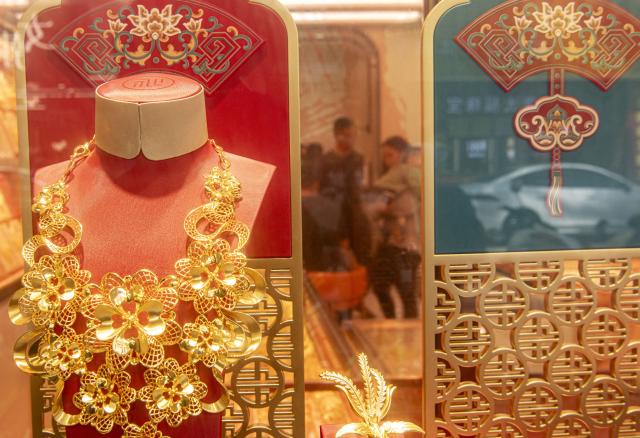 (260129) -- BEIJING, Jan. 29, 2026 (Xinhua) -- Customers select gold accessories at a gold shop in Qionghai City of south China's Hainan Province, Jan. 29, 2026. Both the international spot gold price and the April gold futures price on the New York Mercantile Exchange broke through the historical high of 5,500 U.S. dollars per ounce on Jan. 28. 
   The price of gold has risen by more than 500 U.S. dollars per ounce in the past 72 hours, and the market value of the gold market has soared by more than 3.5 trillion U.S. dollars. Overall, the international gold price rose by approximately 20% at the beginning of 2026. (Photo by Meng Zhongde/Xinhua)