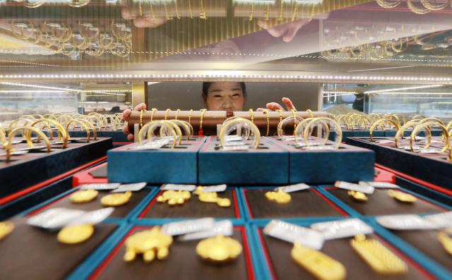 (260129) -- BEIJING, Jan. 29, 2026 (Xinhua) -- A staff member arranges gold accessories at a gold shop in Yangzhou City of east China's Jiangsu Province, Jan. 29, 2026. Both the international spot gold price and the April gold futures price on the New York Mercantile Exchange broke through the historical high of 5,500 U.S. dollars per ounce on Jan. 28. 
   The price of gold has risen by more than 500 U.S. dollars per ounce in the past 72 hours, and the market value of the gold market has soared by more than 3.5 trillion U.S. dollars. Overall, the international gold price rose by approximately 20% at the beginning of 2026. (Photo by Meng Delong/Xinhua)
