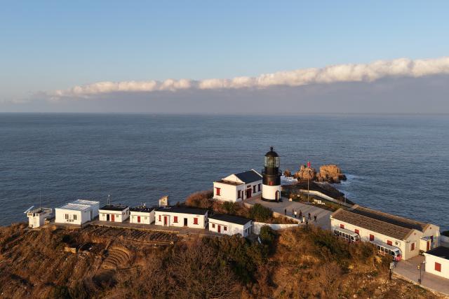 (260129) -- ZHOUSHAN, Jan. 29, 2026 (Xinhua) -- An aerial drone photo taken on Jan. 28, 2026 shows the Huaniao lighthouse in Huaniao Town of Shengsi County in Zhoushan City, east China's Zhejiang Province. The Huaniao lighthouse, built in 1870, is located at the northernmost point of the Zhoushan archipelago on the shipping route from the Yangtze River estuary to the Pacific Ocean. (Xinhua/Huang Zongzhi)