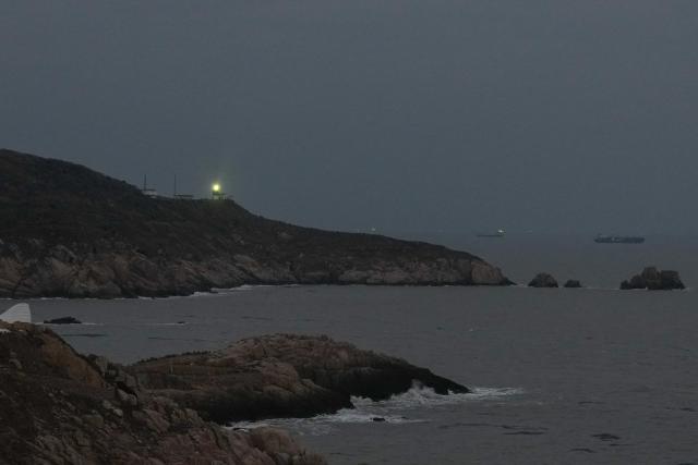(260129) -- ZHOUSHAN, Jan. 29, 2026 (Xinhua) -- This photo taken on Jan. 29, 2026 shows the Huaniao lighthouse in Huaniao Town of Shengsi County in Zhoushan City, east China's Zhejiang Province. The Huaniao lighthouse, built in 1870, is located at the northernmost point of the Zhoushan archipelago on the shipping route from the Yangtze River estuary to the Pacific Ocean. (Xinhua/Huang Zongzhi)