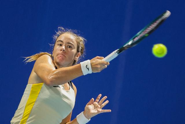 (260129) -- MANILA, Jan. 29, 2026 (Xinhua) -- Solana Sierra of Argentina competes during the women's singles quarterfinal match between Solana Sierra of Argentina and Lanlana Tararudee of Thailand at the WTA Philippine Women's Open in Manila, the Philippines, Jan. 29, 2026. (Xinhua/Rouelle Umali)