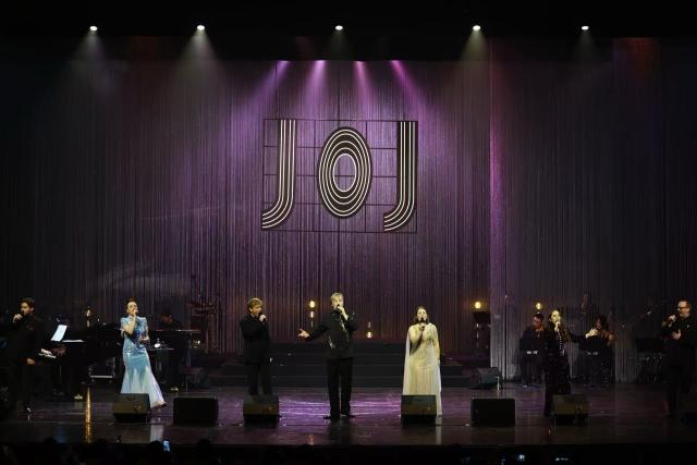(260129) -- HANGZHOU, Jan. 29, 2026 (Xinhua) -- British musical actor John Owen-Jones (C) performs at the concert titled "Unmasked" at Hangzhou Golden Sands Lake Grand Theater in Hangzhou, east China's Zhejiang Province, Jan. 15, 2026. TO GO WITH "China Focus: From Britain's West End, musical voices find growing stage in China" (Hangzhou Golden Sands Lake Grand Theater/Handout via Xinhua)
