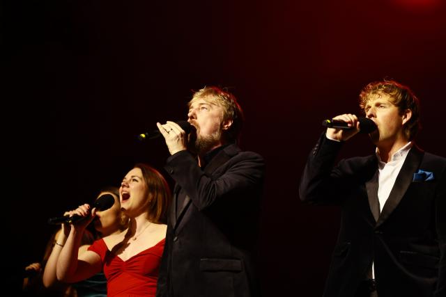(260129) -- HANGZHOU, Jan. 29, 2026 (Xinhua) -- British musical actor John Owen-Jones (C) performs at the concert titled "Unmasked" at Hangzhou Golden Sands Lake Grand Theater in Hangzhou, east China's Zhejiang Province, Jan. 15, 2026. TO GO WITH "China Focus: From Britain's West End, musical voices find growing stage in China" (Hangzhou Golden Sands Lake Grand Theater/Handout via Xinhua)