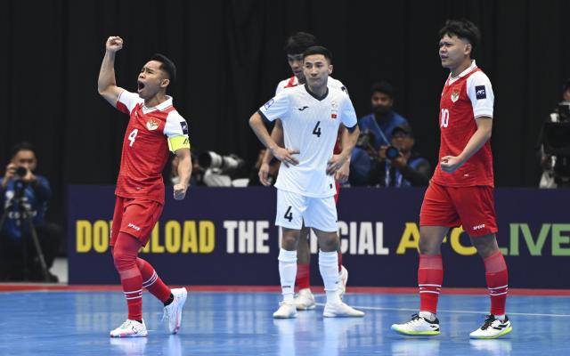 (260129) -- JAKARTA, Jan. 29, 2026 (Xinhua) -- Mochammad Iqbal Rahmattulah (L) of Indonesia celebrates his goal during the group A match between Kyrgyz Republic and Indonesia at the AFC Futsal Asian Cup 2026 in Jakarta, Indonesia, Jan. 29, 2026. (Xinhua/Zulkarnain)