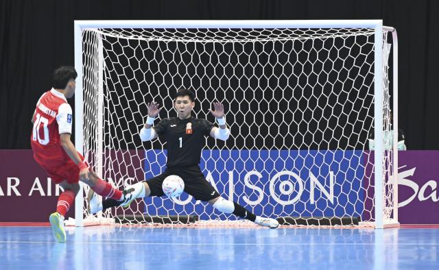 (260129) -- JAKARTA, Jan. 29, 2026 (Xinhua) -- Firman Adriansyah (L) of Indonesia shoots a penalty during the group A match between Kyrgyz Republic and Indonesia at the AFC Futsal Asian Cup 2026 in Jakarta, Indonesia, Jan. 29, 2026. (Xinhua/Zulkarnain)