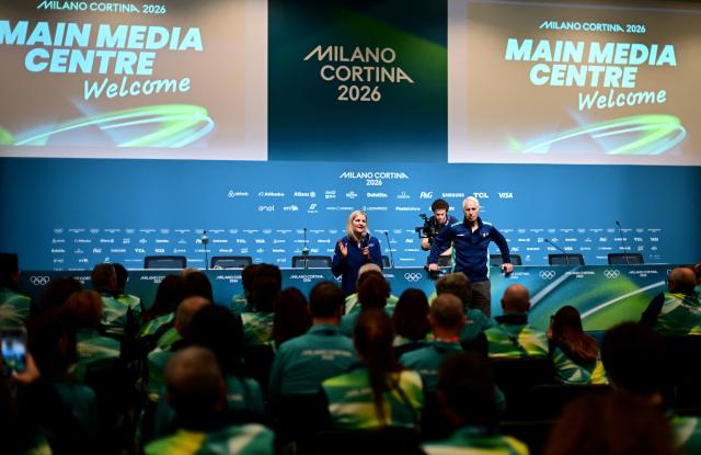 (260129) -- MILAN, Jan. 29, 2026 (Xinhua) -- Kirsty Coventry (L), President of International Olympic Committee (IOC), speaks to volunteers during a meeting with Milano Cortina 2026 volunteers in Milan, Italy, Jan. 29, 2026. (Photo by Daniele Mascolo/Pool Photo via Reuters)