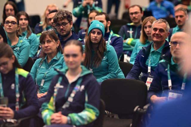 (260129) -- MILAN, Jan. 29, 2026 (Xinhua) -- Milano Cortina 2026 volunteers attend a meeting with IOC President Kirsty Coventry in Milan, Italy, Jan. 29, 2026. (Photo by Daniele Mascolo/Pool Photo via Reuters)