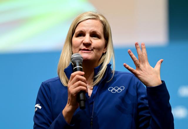 (260129) -- MILAN, Jan. 29, 2026 (Xinhua) -- Kirsty Coventry, President of International Olympic Committee (IOC), speaks to volunteers during a meeting with Milano Cortina 2026 volunteers in Milan, Italy, Jan. 29, 2026. (Photo by Daniele Mascolo/Pool Photo via Reuters)