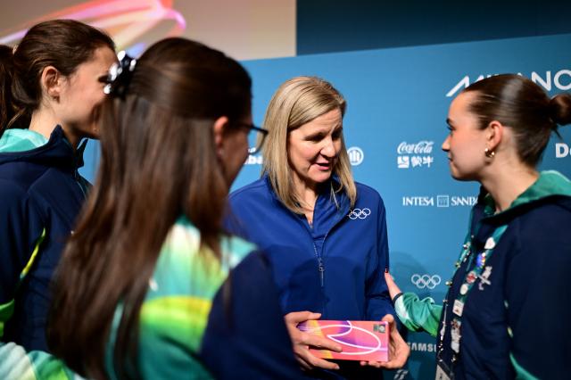 (260129) -- MILAN, Jan. 29, 2026 (Xinhua) -- IOC President Kirsty Coventry (2nd R) talks with volunteers after a meeting with Milano Cortina 2026 volunteers in Milan, Italy, Jan. 29, 2026. (Photo by Daniele Mascolo/Pool Photo via Reuters)