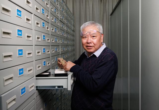 (260129) -- NANJING, Jan. 29, 2026 (Xinhua) -- Researcher Zhu Maoyan poses for a photo at a sample room of Nanjing Institute of Geology and Palaeontology at the Chinese Academy of Sciences (NIGPAS) in Nanjing, east China's Jiangsu Province, Jan. 22, 2026. TO GO WITH "Across China: Chinese fossil find illuminates Earth's earliest mass extinction" (Xinhua/Jin Liwang)