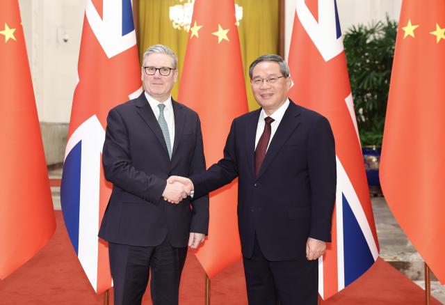 (260129) -- BEIJING, Jan. 29, 2026 (Xinhua) -- Chinese Premier Li Qiang holds talks with British Prime Minister Keir Starmer, who is on an official visit to China, at the Great Hall of the People in Beijing, capital of China, on Jan. 29, 2026. (Xinhua/Huang Jingwen)