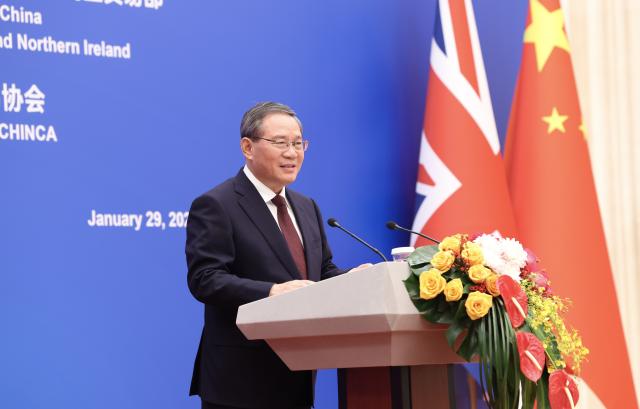 (260129) -- BEIJING, Jan. 29, 2026 (Xinhua) -- Chinese Premier Li Qiang delivers a speech at the closing ceremony of the 2026 UK-China Business Council meeting at the Great Hall of the People in Beijing, capital of China, on Jan. 29, 2026. Li attended the event with British Prime Minister Keir Starmer. Both leaders delivered a speech at the event. (Xinhua/Huang Jingwen)