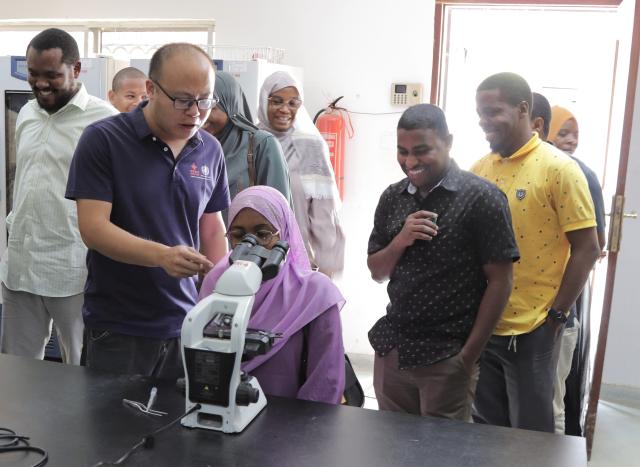 (260129) -- ZANZIBAR, Jan. 29, 2026 (Xinhua) -- A Chinese expert demonstrates microscopic examination of schistosomiasis on Pemba Island of Zanzibar, Tanzania, Jan. 28, 2026. The expert team of the China-aided Zanzibar schistosomiasis prevention and control project has organized an awareness campaign and a diagnostic training course on Pemba Island in Tanzania's Zanzibar to mark the 2026 World Neglected Tropical Diseases (NTDs) Day. (The expert team of the China-aided Zanzibar schistosomiasis prevention and control project/Handout via Xinhua)