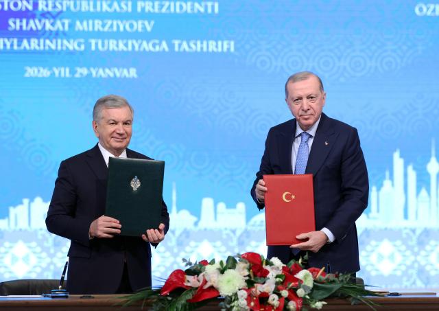 (260129) -- ANKARA, Jan. 29, 2026 (Xinhua) -- Turkish President Recep Tayyip Erdogan (R) and visiting Uzbek President Shavkat Mirziyoyev display the signed agreement at the Presidential Complex in Ankara, Türkiye, Jan. 29, 2026. Türkiye and Uzbekistan should deepen cooperation across political, economic and cultural fields, said Turkish President Recep Tayyip Erdogan on Thursday.Erdogan made the remarks at a joint press conference with visiting Uzbek President Shavkat Mirziyoyev in Ankara. (Mustafa Kaya/Handout via Xinhua)