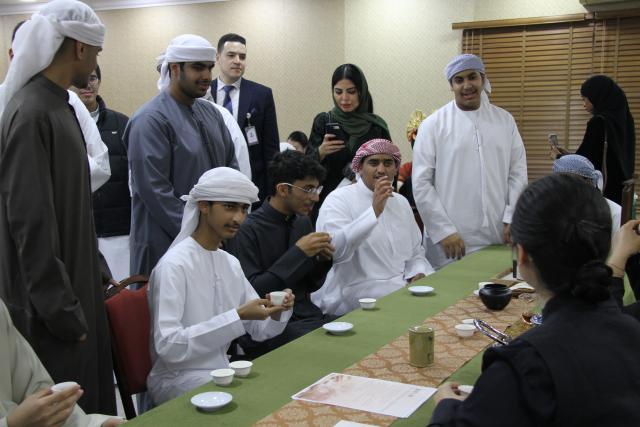 (260129) -- DUBAI, Jan. 29, 2026 (Xinhua) -- Students learn about Chinese tea ritual during a Chinese culture event at Fujairah University in Fujairah, the United Arab Emirates (UAE), Jan. 28, 2026. With the Chinese Year of the Horse approaching, the festive spirit of the Chinese New Year, also known as the Spring Festival, has already galloped across the United Arab Emirates (UAE), racing into cities and campuses alike. (Xinhua/Xia Xiao)