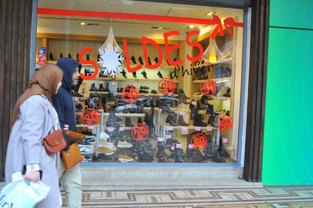 (260129) -- TUNIS, Jan. 29, 2026 (Xinhua) -- People walk past a shop during winter sales in Tunis, Tunisia, on Jan. 29, 2026. (Photo by Adel Ezzine/Xinhua)