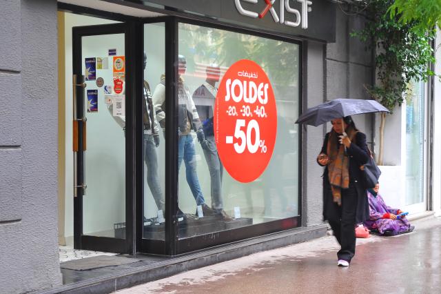 (260129) -- TUNIS, Jan. 29, 2026 (Xinhua) -- A woman walks past a shop during winter sales in Tunis, Tunisia, on Jan. 29, 2026. (Photo by Adel Ezzine/Xinhua)
