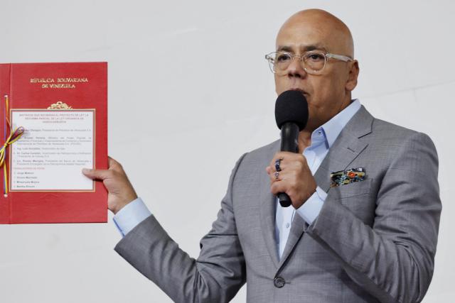 (260129) --CARACAS, Jan. 29, 2026 (Xinhua) -- Jorge Rodriguez, President of the National Assembly, holds documents related to the reform of hydrocarbons law, in Caracas, capital of Venezuela, Jan. 29, 2026. Venezuela's National Assembly on Thursday passed a partial reform of the Organic Law on Hydrocarbons proposed by the country's acting president Delcy Rodriguez earlier this month. (National Assembly of Venezuela/Handout via Xinhua)