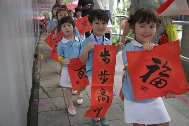 (260130) -- SINGAPORE, Jan. 30, 2026 (Xinhua) -- Children show gift calligraphy works they have just received as part of the celebrations for the upcoming Spring Festival, held at Singapore's financial center on Jan. 29, 2026. (Photo by Then Chih Wey/Xinhua)