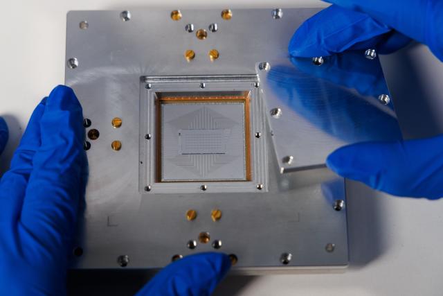 (260130) -- BEIJING, Jan. 30, 2026 (Xinhua) -- This photo taken on Jan. 21, 2026 shows the Chuang-tzu 2.0, a two-dimensional superconducting processor consisting of 78 qubits, at a lab of the Institute of Physics under the Chinese Academy of Sciences (CAS) in Beijing, capital of China.
  Chinese scientists observed a tunable prethermal plateau in a 78-qubit quantum processor, showing how random multipolar driving controls the system's heating before full thermalization. 
  The study, led by researchers from the Institute of Physics under the CAS and Peking University, was published on Wednesday in the journal Nature. (Xinhua/Jin Liwang)