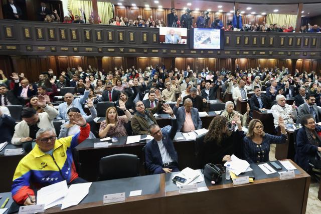(260130) -- BEIJING, Jan. 30, 2026 (Xinhua) -- Members of the National Assembly of Venezuela raise their hands to vote at a regular session in Caracas, capital of Venezuela, Jan. 29, 2026.
  Venezuela's National Assembly on Thursday passed a partial reform of the Organic Law on Hydrocarbons proposed by the country's acting president Delcy Rodriguez earlier this month. (National Assembly of Venezuela/Handout via Xinhua)