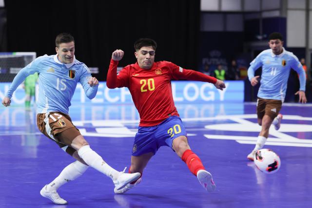 (260130) -- LJUBLJANA, Jan. 30, 2026 (Xinhua) -- Kenneth Vanderheyden (L) of Belgium shoots during the UEFA Futsal EURO 2026 group match between Spain and Belgium at Arena Stozice, Ljubljana, Slovenia, Jan. 29, 2026. (Photo by Zeljko Stevanic/Xinhua)