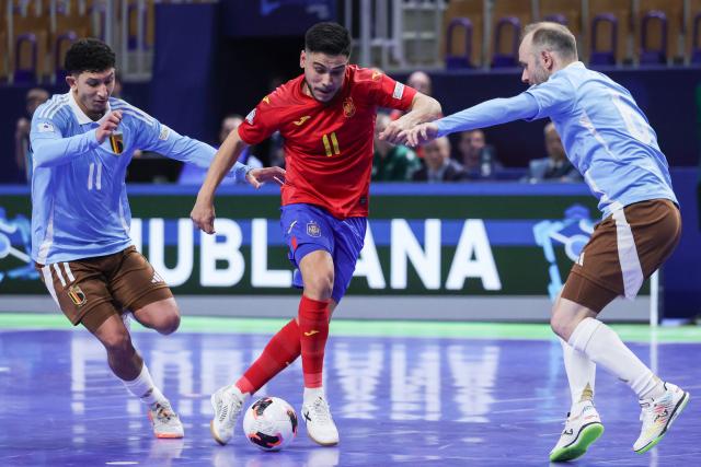 (260130) -- LJUBLJANA, Jan. 30, 2026 (Xinhua) -- Francisco Cortes (C) of Spain competes during the UEFA Futsal EURO 2026 group match between Spain and Belgium at Arena Stozice, Ljubljana, Slovenia, Jan. 29, 2026. (Photo by Zeljko Stevanic/Xinhua)