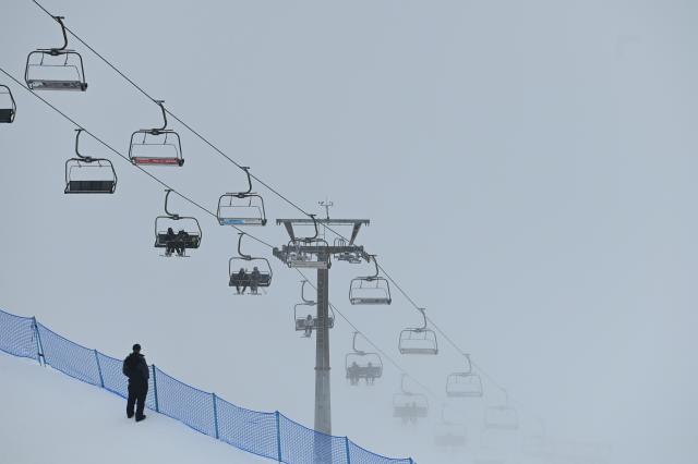 (260130) -- ZAKOPANE, Jan. 30, 2026 (Xinhua) -- People take the chairlifts to the skiing area in the Tatra National Park near Zakopane, Poland, Jan. 29, 2026. Located in the Tatra Mountains in southern Poland, the park is known for its unique alpine landscapes and is a popular winter destination for skiing and snow sports. (Photo by Aleksy Witwicki/Xinhua)