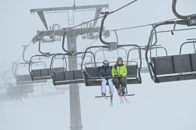 (260130) -- ZAKOPANE, Jan. 30, 2026 (Xinhua) -- People take a chairlift to the skiing area in the Tatra National Park near Zakopane, Poland, Jan. 29, 2026. Located in the Tatra Mountains in southern Poland, the park is known for its unique alpine landscapes and is a popular winter destination for skiing and snow sports. (Photo by Aleksy Witwicki/Xinhua)