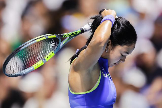 (260130) -- MANILA, Jan. 30, 2026 (Xinhua) -- Alexandra Eala of the Philippines reacts during the women's singles quarterfinal match between Camila Osorio of Colombia and Alexandra Eala of the Philippines at the WTA Philippine Women's Open in Manila, the Philippines, Jan. 29, 2026. (Xinhua/Rouelle Umali)