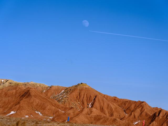 (260130) -- ULANQAB, Jan. 30, 2026 (Xinhua) -- This photo taken on Jan. 29, 2026 shows a scene of the Hongya Tableland in Siziwang Banner, north China's Inner Mongolia Autonomous Region. Located in the northern part of Siziwang Banner in Ulanqab, the Hongya Tableland is a key component of the Siziwang National Geopark in north China's Inner Mongolia Autonomous Region. Featuring towering red hills and deep gullies, the landscape forms a majestic painting with lingering snow. (Xinhua/Ma Jinrui)