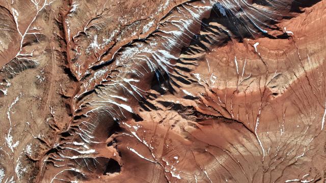 (260130) -- ULANQAB, Jan. 30, 2026 (Xinhua) -- An aerial drone photo taken on Jan. 29, 2026 shows a scene of the Hongya Tableland in Siziwang Banner, north China's Inner Mongolia Autonomous Region. Located in the northern part of Siziwang Banner in Ulanqab, the Hongya Tableland is a key component of the Siziwang National Geopark in north China's Inner Mongolia Autonomous Region. Featuring towering red hills and deep gullies, the landscape forms a majestic painting with lingering snow. (Xinhua/Bei He)