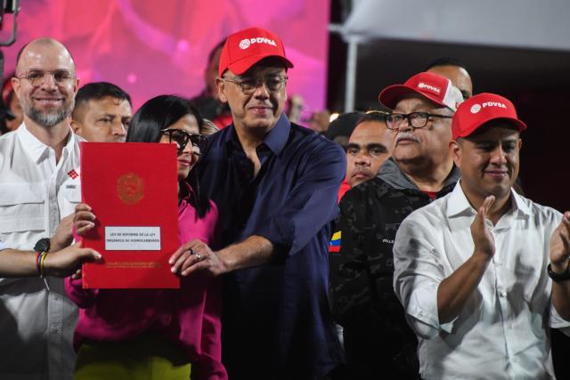 (260130) -- CARACAS, Jan. 30, 2026 (Xinhua) -- Venezuela's acting president Delcy Rodriguez (L, front) and National Assembly President Jorge Rodriguez (R, front) display a copy of files related to a partial reform of the Organic Law on Hydrocarbons in Caracas, capital of Venezuela, Jan. 29, 2026.
  Venezuela's National Assembly on Thursday passed a partial reform proposed by Delcy Rodriguez earlier this month. (Photo by Marcos Salgado/Xinhua)