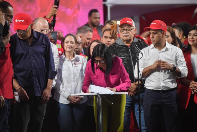 (260130) -- CARACAS, Jan. 30, 2026 (Xinhua) -- Venezuela's acting president Delcy Rodriguez (C, front) signs the bill on a partial reform of the Organic Law on Hydrocarbons in Caracas, capital of Venezuela, Jan. 29, 2026.
  Venezuela's National Assembly on Thursday passed a partial reform proposed by Delcy Rodriguez earlier this month. (Photo by Marcos Salgado/Xinhua)