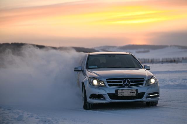 (260130) -- YAKESHI, Jan. 30, 2026 (Xinhua) -- A car drifts on an icy road at an automotive testing field in Yakeshi of Hulun Buir, north China's Inner Mongolia Autonomous Region, Jan. 19, 2026. Yakeshi has been an important base for cold-area automotive testing due to its long and freezing winter season. A large number of engineers and technicians pay regular visit for business purpose to the city during the winter, but they also become a stable client group for other services available here. 
   In the mean time, local authorities are further improving their infrastructure and services to attract more plain tourists for the colorful winter-time amusements available in the city. (Xinhua/Bei He)