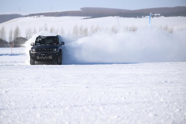 (260130) -- YAKESHI, Jan. 30, 2026 (Xinhua) -- Tourists experience car drifting on an icy road at an automotive testing field in Yakeshi of Hulun Buir, north China's Inner Mongolia Autonomous Region, Jan. 20, 2026. Yakeshi has been an important base for cold-area automotive testing due to its long and freezing winter season. A large number of engineers and technicians pay regular visit for business purpose to the city during the winter, but they also become a stable client group for other services available here. 
   In the mean time, local authorities are further improving their infrastructure and services to attract more plain tourists for the colorful winter-time amusements available in the city. (Xinhua/Bei He)