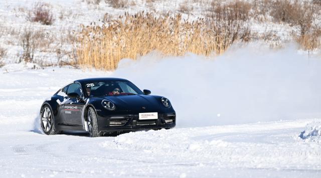 (260130) -- YAKESHI, Jan. 30, 2026 (Xinhua) -- A car drives on an icy road at an automotive testing field in Yakeshi of Hulun Buir, north China's Inner Mongolia Autonomous Region, Jan. 22, 2026. Yakeshi has been an important base for cold-area automotive testing due to its long and freezing winter season. A large number of engineers and technicians pay regular visit for business purpose to the city during the winter, but they also become a stable client group for other services available here. 
   In the mean time, local authorities are further improving their infrastructure and services to attract more plain tourists for the colorful winter-time amusements available in the city. (Xinhua/Bei He)