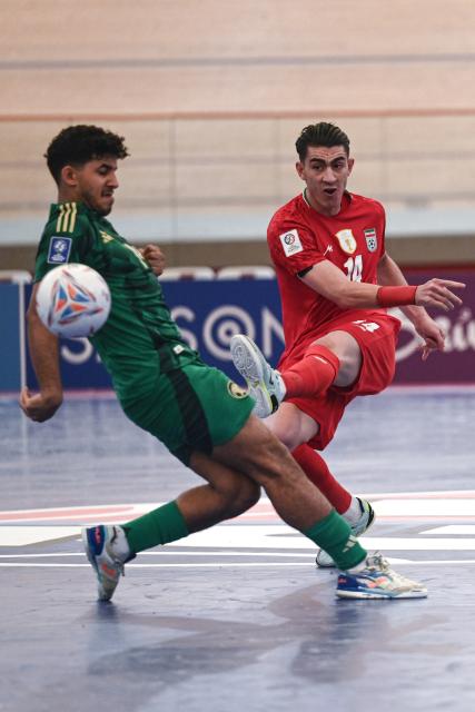 (260130) -- JAKARTA, Jan. 30, 2026 (Xinhua) -- Behrooz Azimihematabadi (R) of Iran shoots during the Group D match between Saudi Arabia and Iran at the AFC Futsal Asian Cup 2026 in Jakarta, Indonesia, Jan. 30, 2026. (Xinhua/Agung Kuncahya B.)