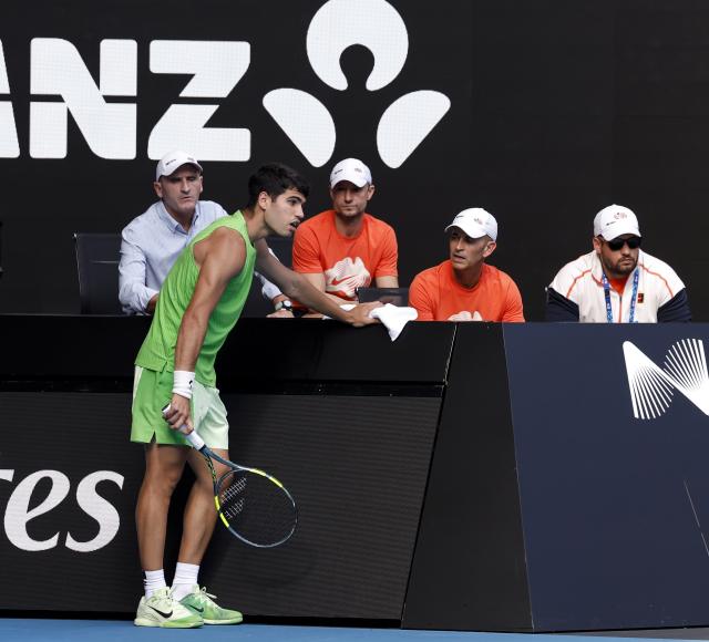 (260130) -- MELBOURNE, Jan. 30, 2026 (Xinhua) -- Carlos Alcaraz (front) communicates with coaches during the men's singles semifinal match between Carlos Alcaraz of Spain and Alexander Zverev of Germany at the Australian Open tennis tournament in Melbourne, Australia, Jan. 30, 2026. (Xinhua/Ma Ping)