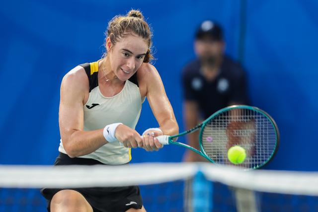 (260130) -- MANILA, Jan. 30, 2026 (Xinhua) -- Solana Sierra hits a return during the women's singles semifinal match between Camila Osorio of Colombia and Solana Sierra of Argentina at the WTA Philippine Women's Open in Manila, the Philippines, Jan. 30, 2026. (Xinhua/Rouelle Umali)