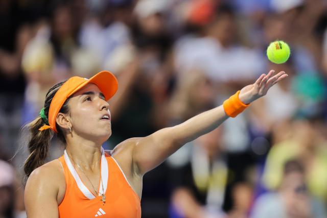 (260130) -- MANILA, Jan. 30, 2026 (Xinhua) -- Camila Osorio serves during the women's singles semifinal match between Camila Osorio of Colombia and Solana Sierra of Argentina at the WTA Philippine Women's Open in Manila, the Philippines, Jan. 30, 2026. (Xinhua/Rouelle Umali)