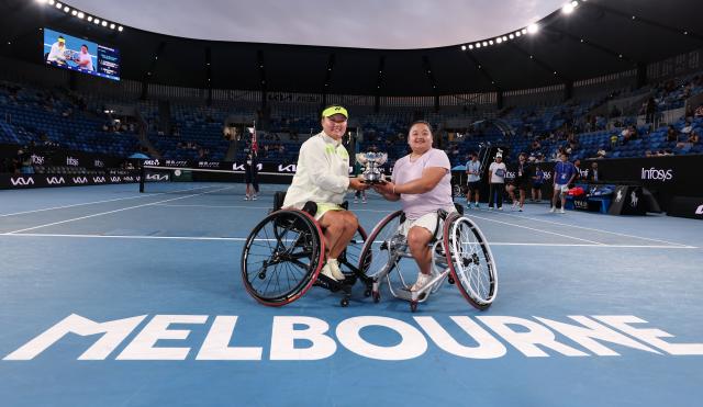 (260130) -- MELBOURNE, Jan. 30, 2026 (Xinhua) -- Wang Ziying (R)/Li Xiaohui pose with the trophy after the women's wheelchair doubles final between Wang Ziying/Li Xiaohui (China) and Zhu Zhenzhen (China)/Kamiji Yui (Japan) at the Australian Open tennis tournament in Melbourne, Australia, Jan. 30, 2026. (Xinhua/Ma Ping)
