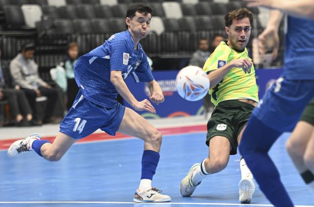 (260130) -- JAKARTA, Jan. 30, 2026 (Xinhua) -- Ethan De Melo (R) of Australia vies with Berkinov Samariddin of Uzbekistan during the group C match between Australia and Uzbekistan at the AFC Futsal Asian Cup 2026 in Jakarta, Indonesia, Jan. 30, 2026. (Xinhua/Zulkarnain)